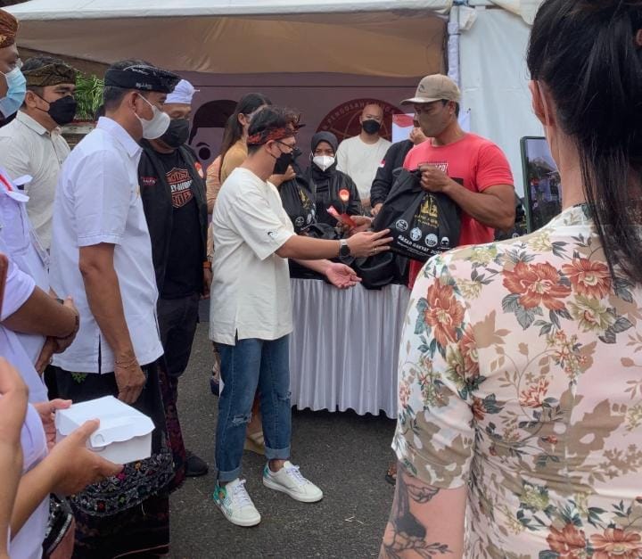 Mr.CUANISASI mengadakan bakti sosial dengan menyerahkan bantuan 1000 paket sembako kepada para pedagang Pasar BlahBatuh dan penggiat UMKM di Gianyar, Bali pada hari Senin (14/2/2022)